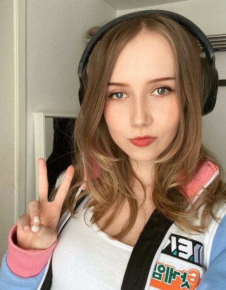 Apollolol nude actress photo