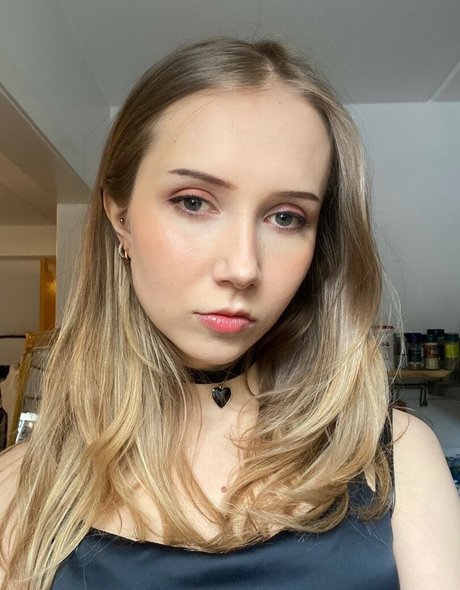 Apollolol nudes actress galleries