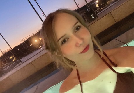 Apollolol erotic actress pic