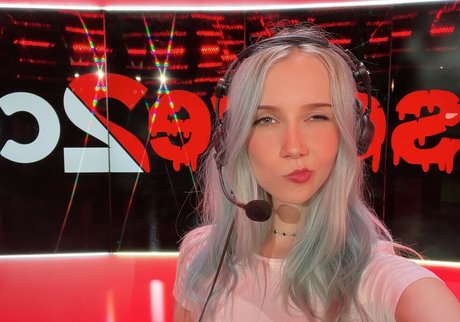 Apollolol nude model pictures