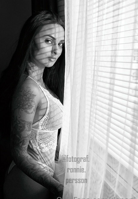 depani naked model pic