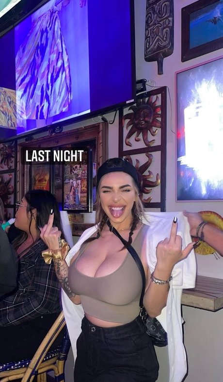 Ashley Bernier hot actress pic