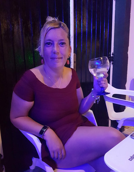 wet naughty kitty pretty model img