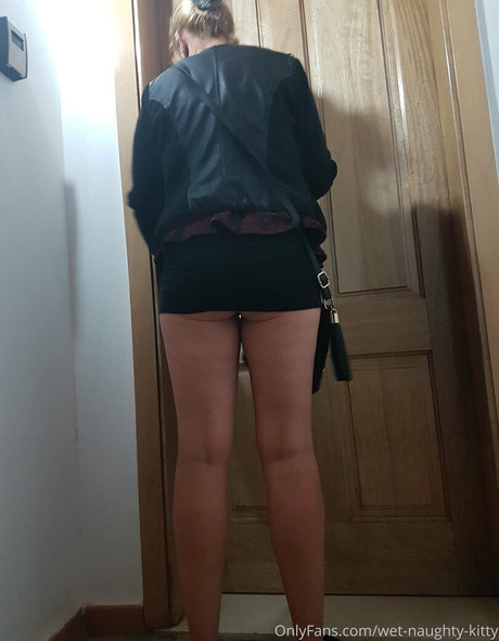 wet naughty kitty model beautiful images