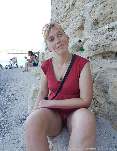 wet naughty kitty pretty actress pic