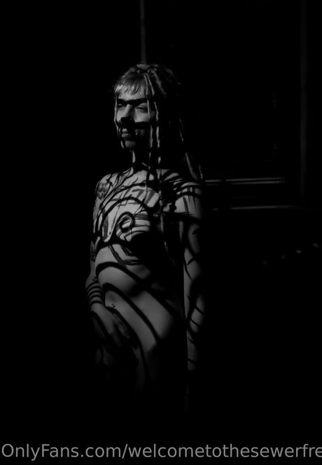 welcometothesewerfree hot actress photo