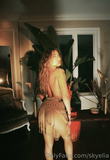 skyelia naked model images