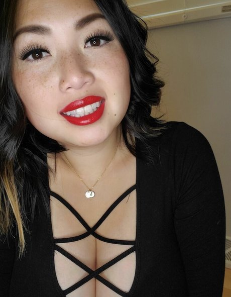 Jee Yung model sexy galleries