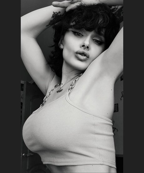 Taliyamilano model top pictures