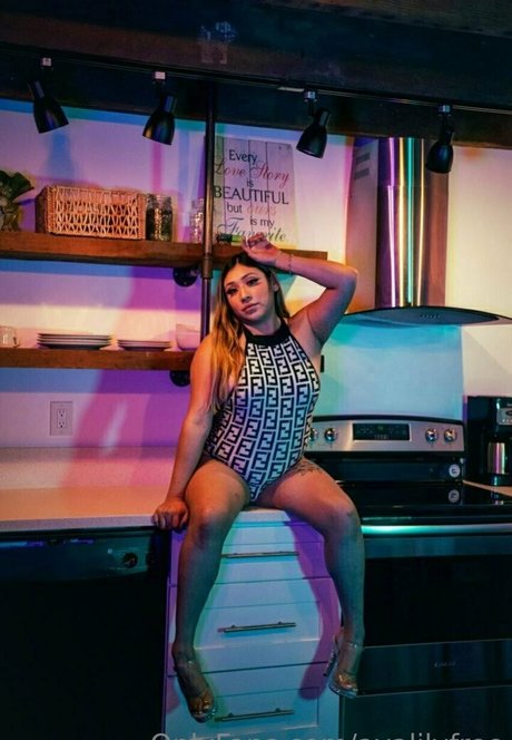 avalilyfree naked pornstar image