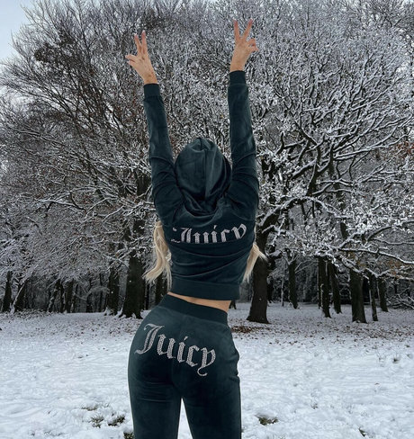 Chloe Burrows art model pic