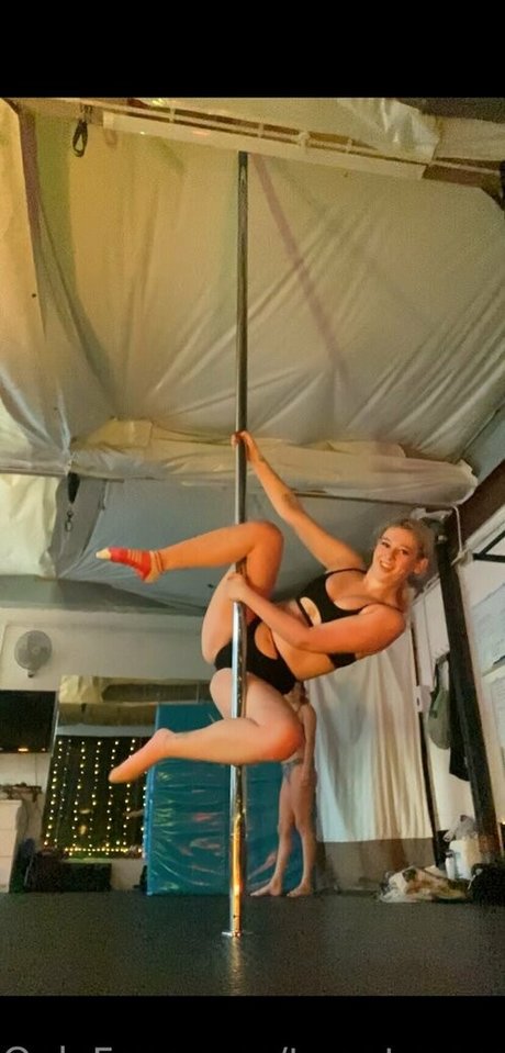 twentypercentdisgusting naked star photo