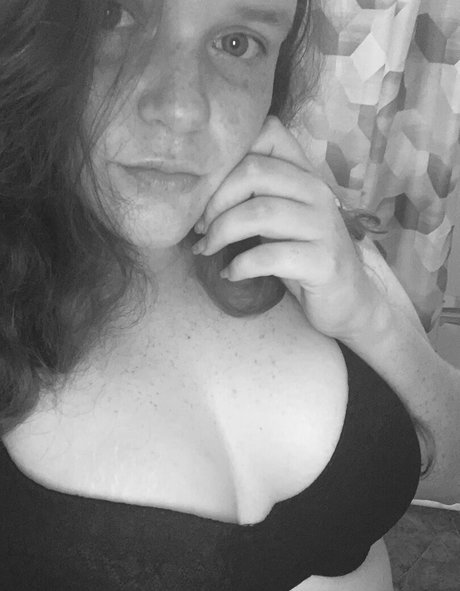 peachyly top pornstar img