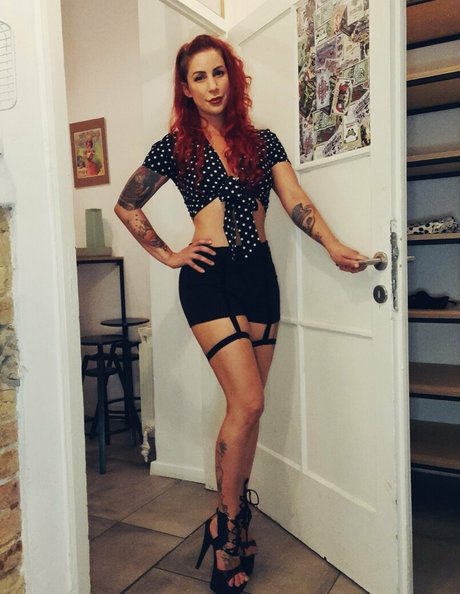 larraphoenix nudes star galleries