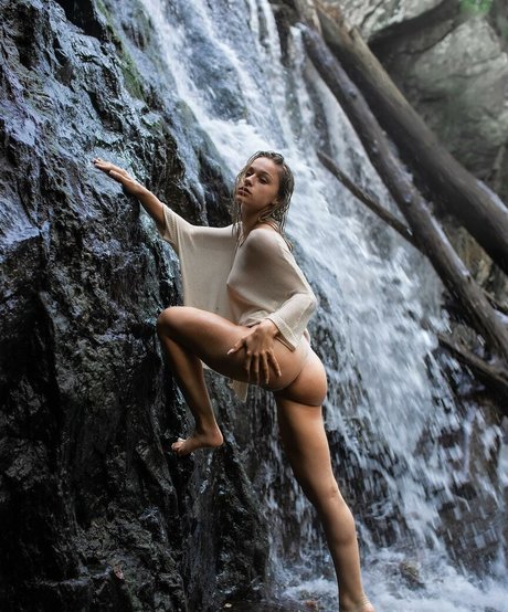 Vixengoddesss_ erotic model pic