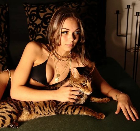 x petja x erotic model image