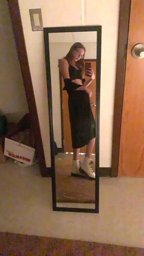 Zee R_ model hot picture