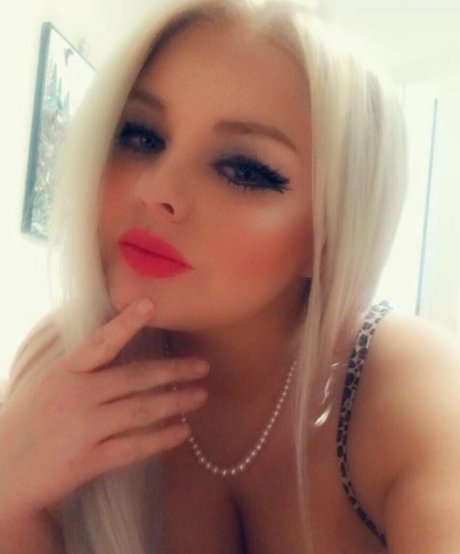 curvaceous barbie star sexy picture