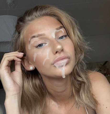 nelldelli pornstar naked photo