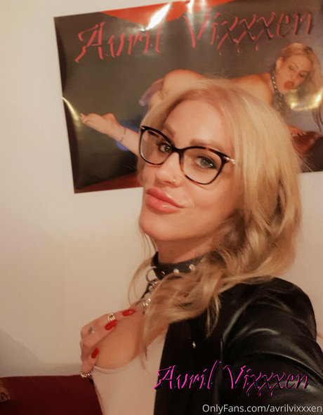 avrilvixxxen nudes model pics