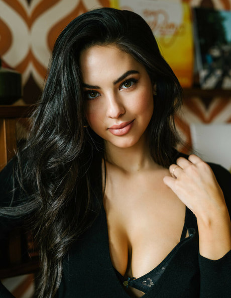 Christen Harper Profile pic