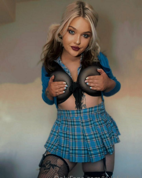 kylafoxfree naked model archive