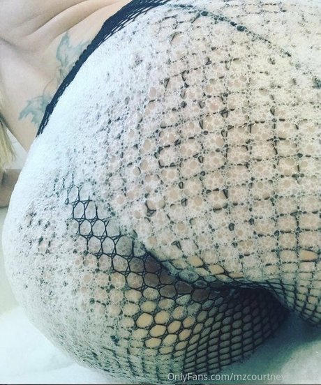 mzcourtneycummz pornographic model galleries