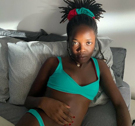 Clara Moneke adult model photo