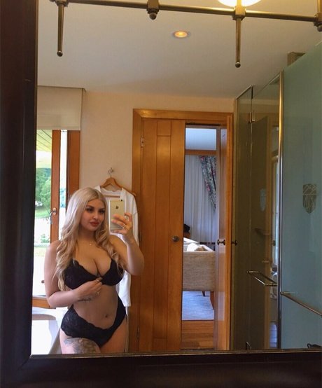 Lolaa leiva model beautiful photo