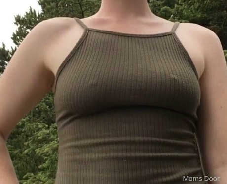 momsdoor nice actress photos