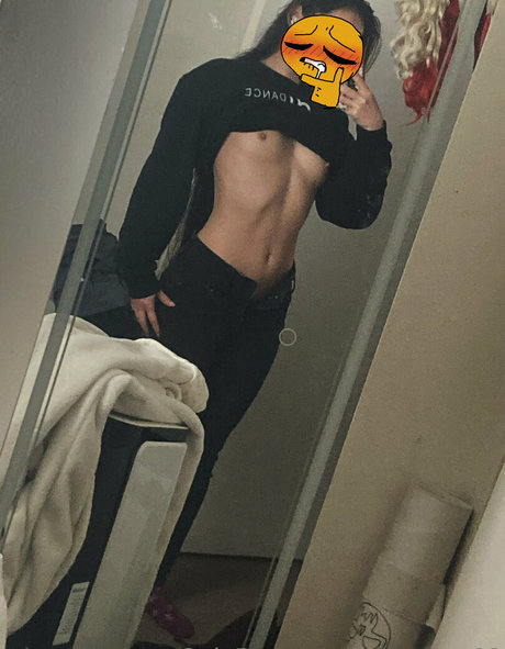 momome03 art model image