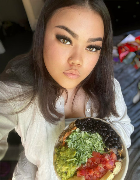 urthickas1an star naked img