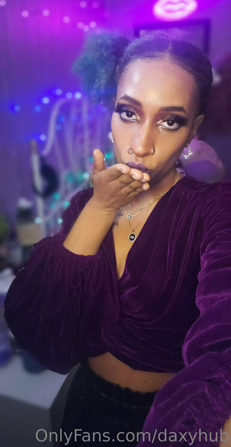 daxyhub model nude img