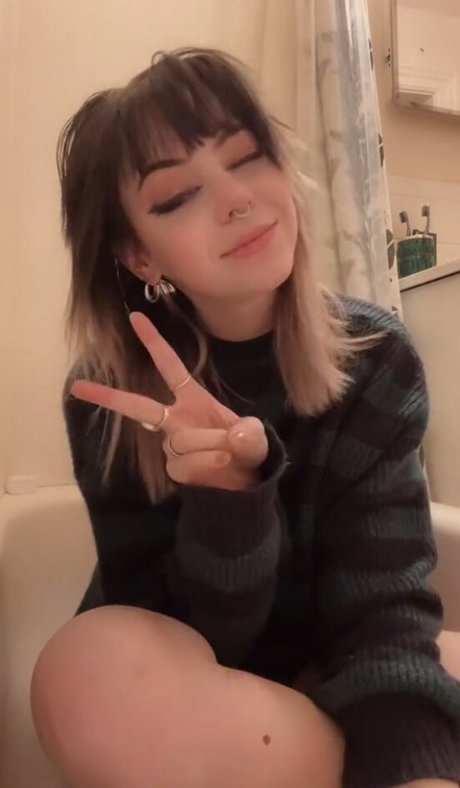 OkayGnomie beautiful model image