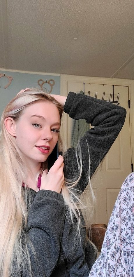 Sativa Skies star naked img