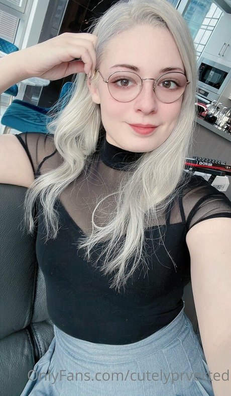 cutelyprverted model hd photo