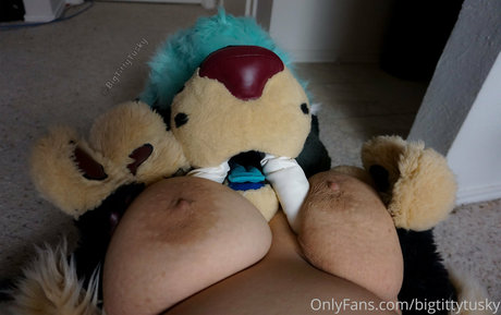 bigtittytusky model naked archive