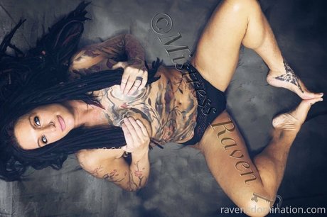 immistressraven nude star img
