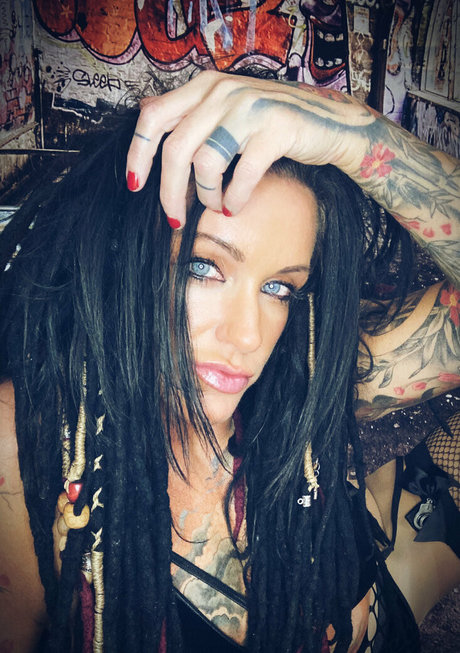 immistressraven erotic model img