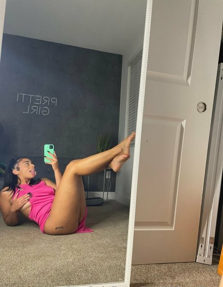 PrettiGiirls naked model pic