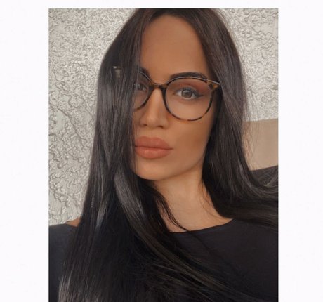 dhmhtra katee model top image