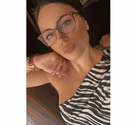 dhmhtra katee model perfect picture