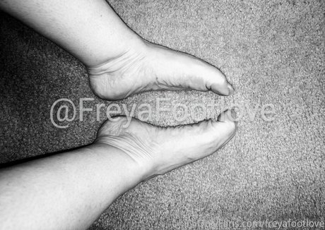 freyafootlove model naked photo