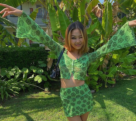 siamesesluts model nude photos