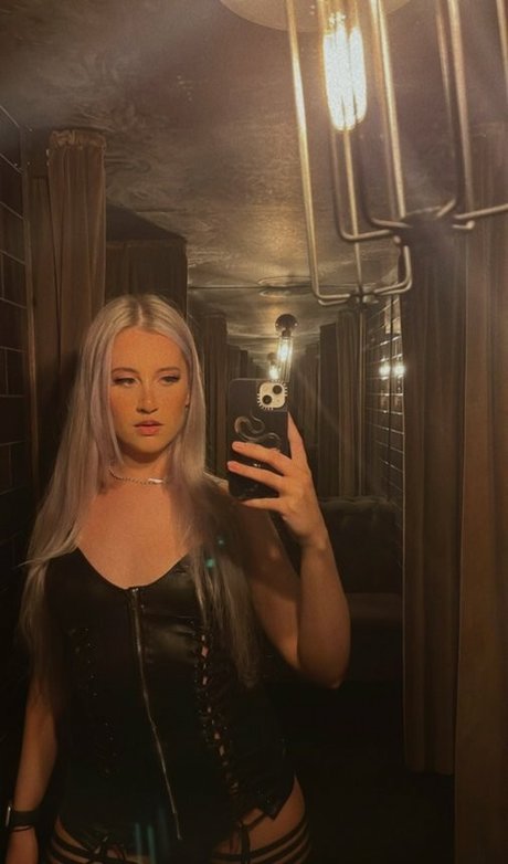 Pleasing Poppy star pic