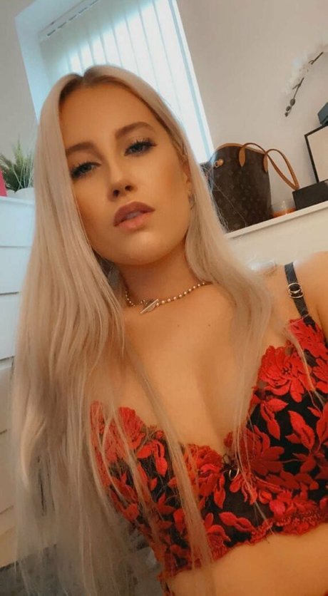 Pleasing Poppy exclusive pornstar photo