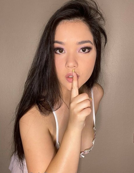 Sonia Elsie sexy model pic