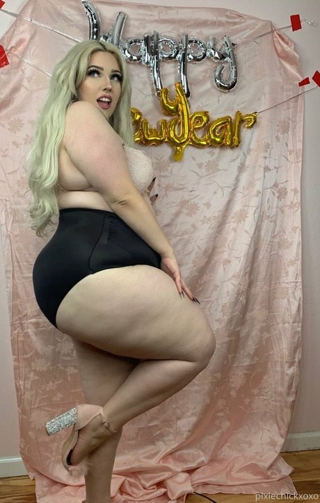 pixiechickxoxo model nude pics