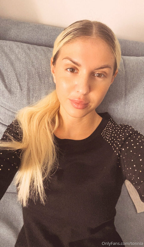 tonnia hot pornstar img