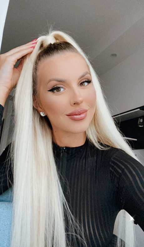 tonnia model hot image